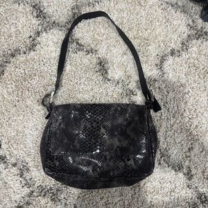 Chic Black Snakeskin Shoulder Bag